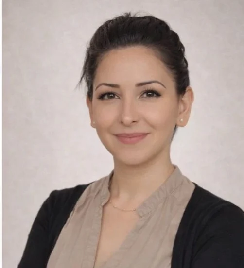 Porträt von Hamyra Fayazi, Therapeutin für Psychotherapie und Paartherapie in ihrer Praxis in Hamburg.